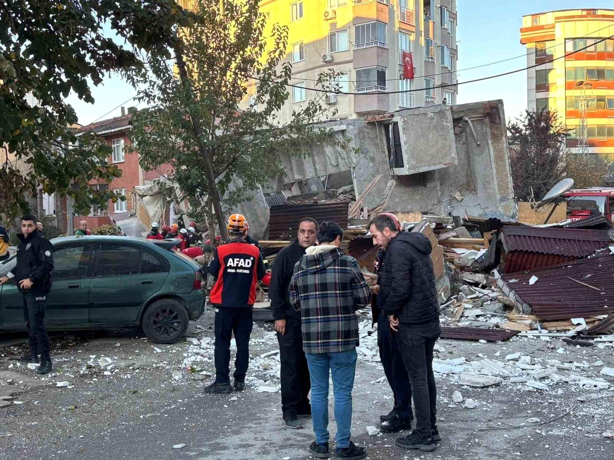 Kocaeli\'de Çöken Binada 7 Kişi Aranıyor