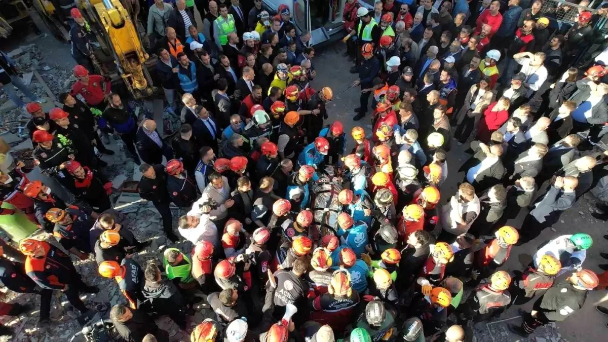 Kocaeli\'de Çöken Binanın Enkazından Bir Kişi Kurtarıldı