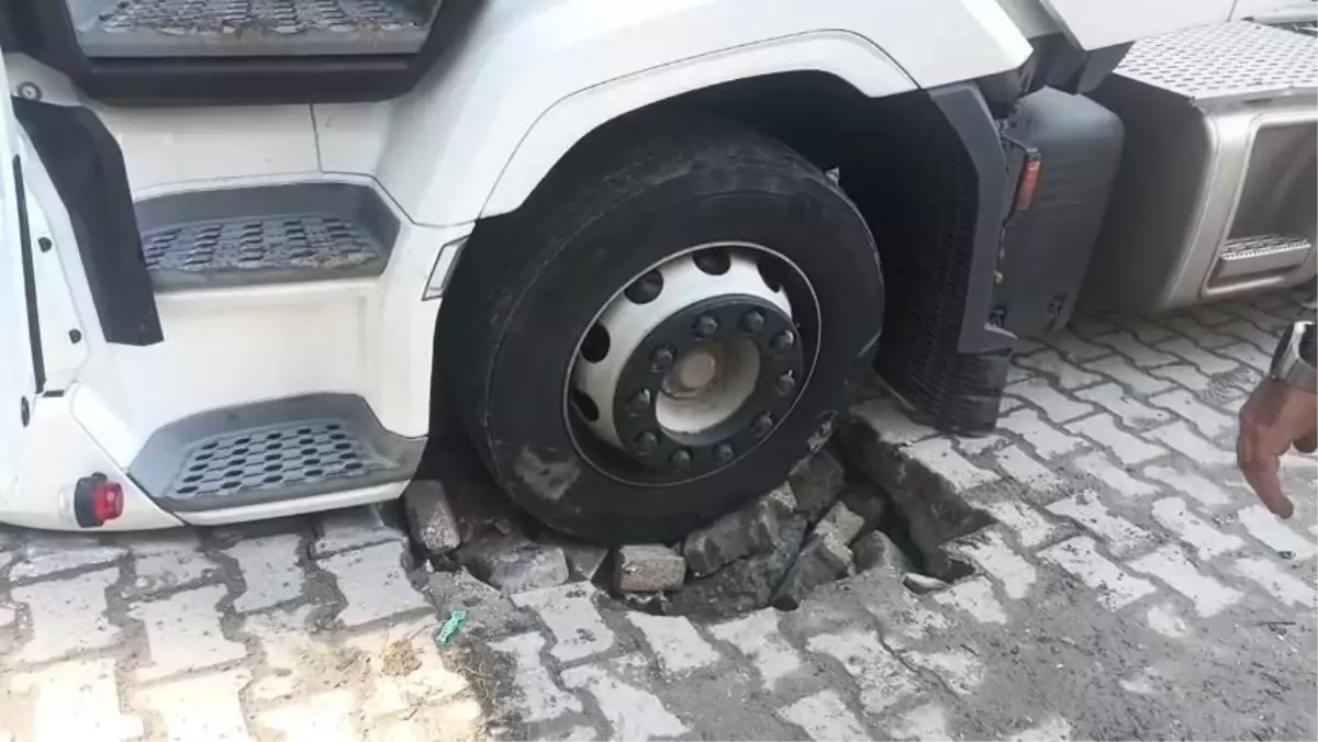 Esenyurt\'ta TIR Lastiği Yola Saplandı