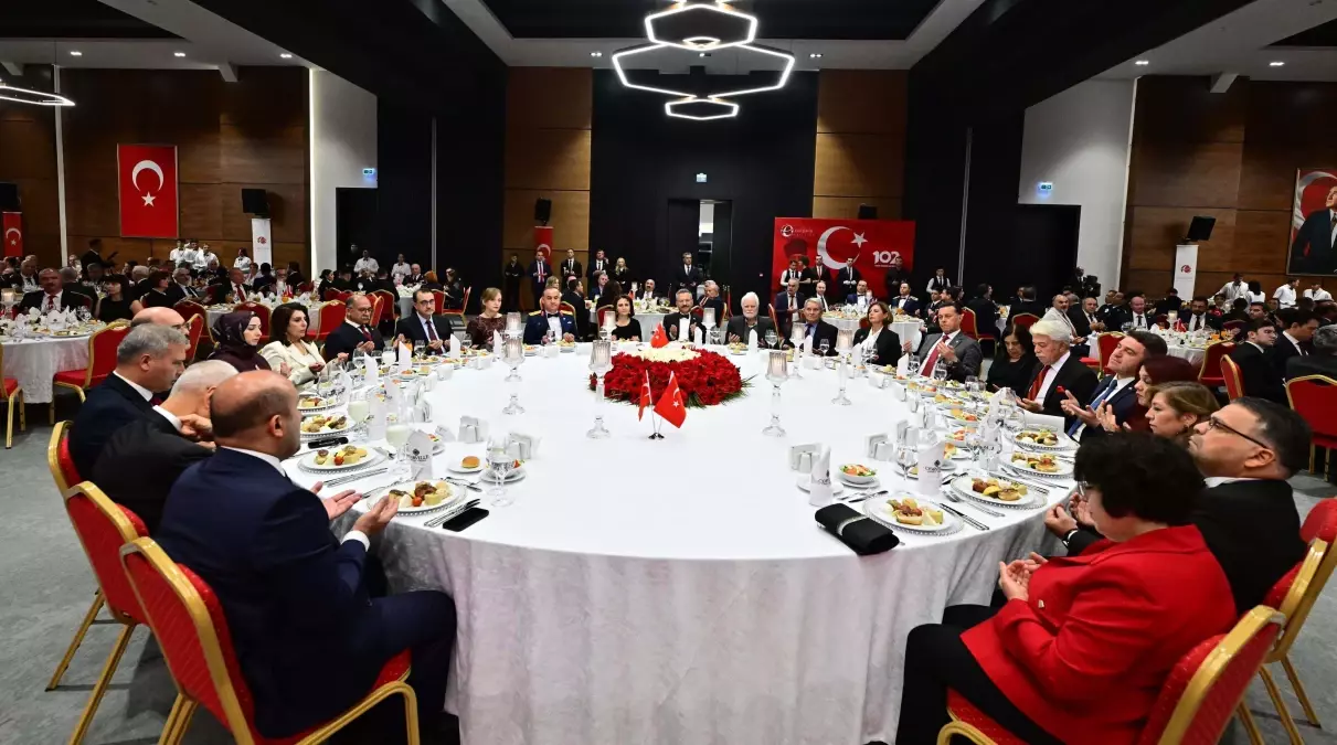 Eskişehir\'de 102 yaşındaki Ali Sezer, Cumhuriyet Bayramı pastasını kesti