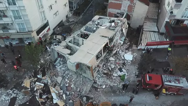 Gebze'de 5 katlı bina çöktü! Enkaz altında kalanlar var Gebze'de 5 katlı bina çöktü! Enkaz altında kalanlar var