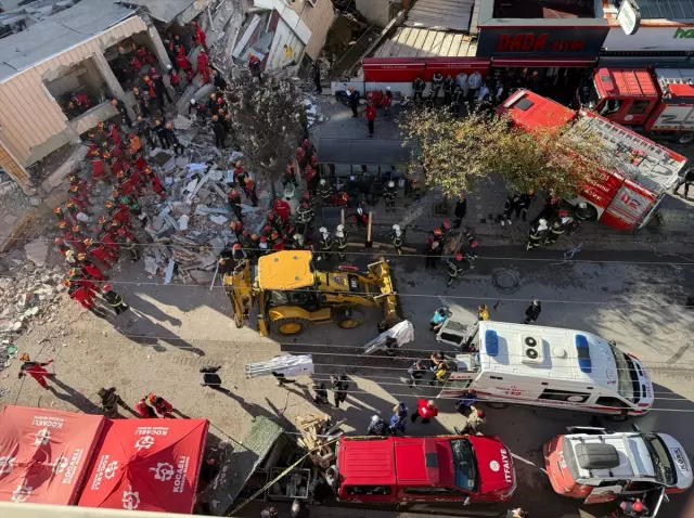 Gebze'de 5 katlı bina çöktü! Enkaz altında kalanlar var Gebze'de 5 katlı bina çöktü! Enkaz altında kalanlar var