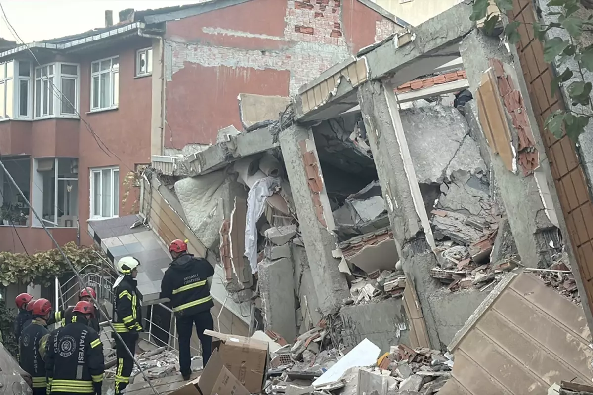 Gebze\'de 5 katlı bina çöktü! Enkaz altında kalanlar var