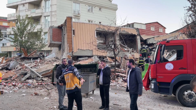 Gebze'de 6 katlı bina çöktü! Enkaz altında 7 kişi var Gebze'de 6 katlı bina çöktü! Enkaz altında 7 kişi var