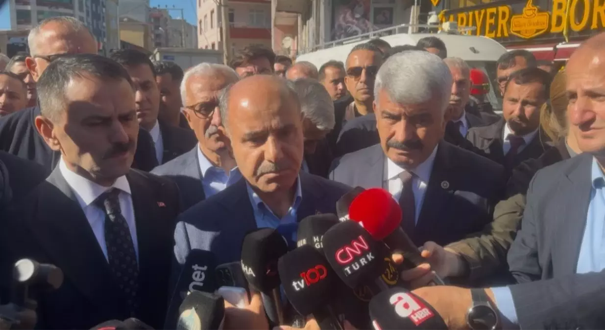 Kocaeli\'de Çöken Bina: 627 Kişi Müdahale Ediyor