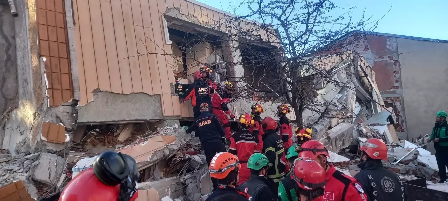 Gebze\'de Çöken Bina İçin Kurtarma Çalışmaları Başladı