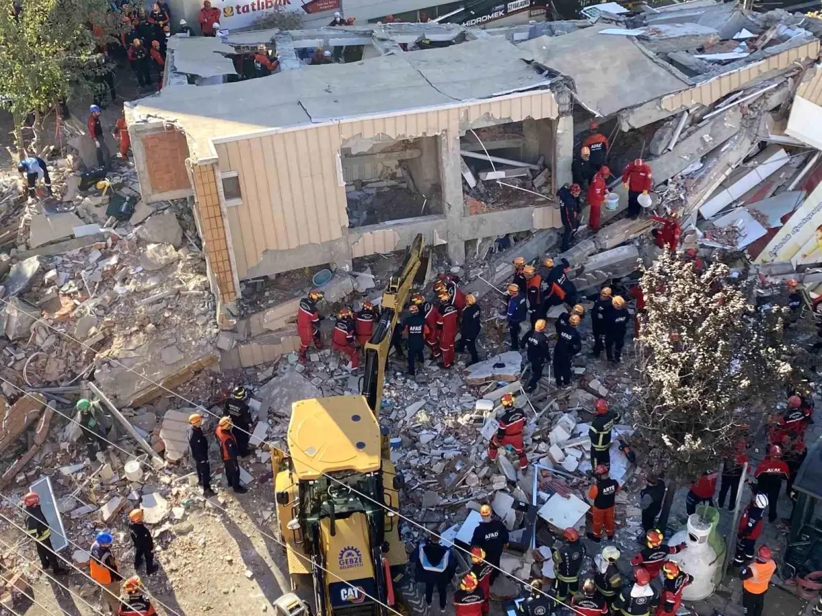 Çöken binada enkaz altında kalan 5 kişinin kimlikleri belli oldu