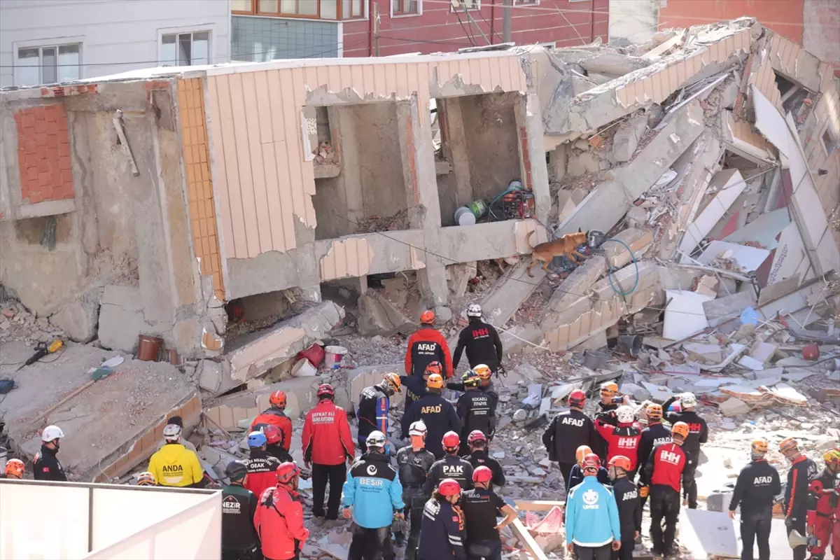 Gebze\'de yıkılan binada 2 kişinin cansız bedenine ulaşıldı, 1 kişi sağ çıkarıldı