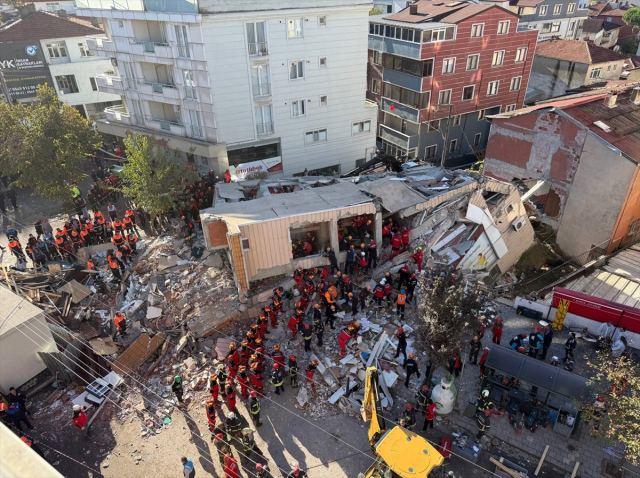 Gebze'de yıkılan binada zamanla mücadele! Etrafındaki 8 bina mühürlendi Gebze'de yıkılan binada zamanla mücadele! Etrafındaki 8 bina mühürlendi