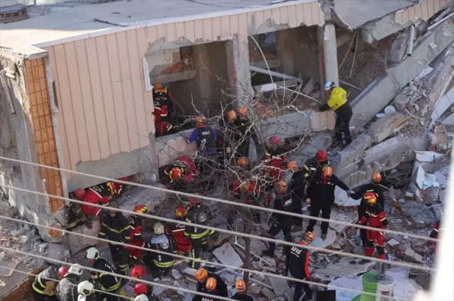 Gebze'de yıkılan binada zamanla mücadele! Etrafındaki 8 bina mühürlendi Gebze'de yıkılan binada zamanla mücadele! Etrafındaki 8 bina mühürlendi