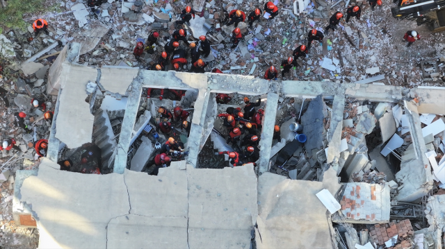 Gebze'de yıkılan binada zamanla mücadele! Etrafındaki 8 bina mühürlendi Gebze'de yıkılan binada zamanla mücadele! Etrafındaki 8 bina mühürlendi