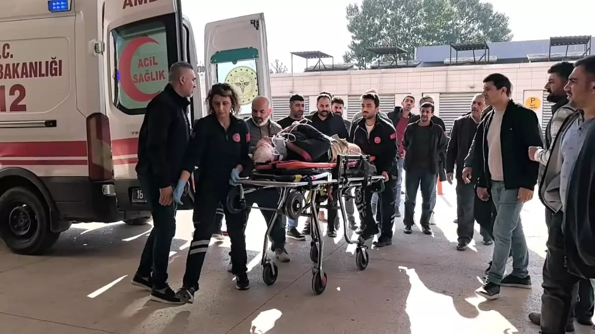 İnegöl\'de Iskele Devrildi, İşçi Ağır Yaralandı