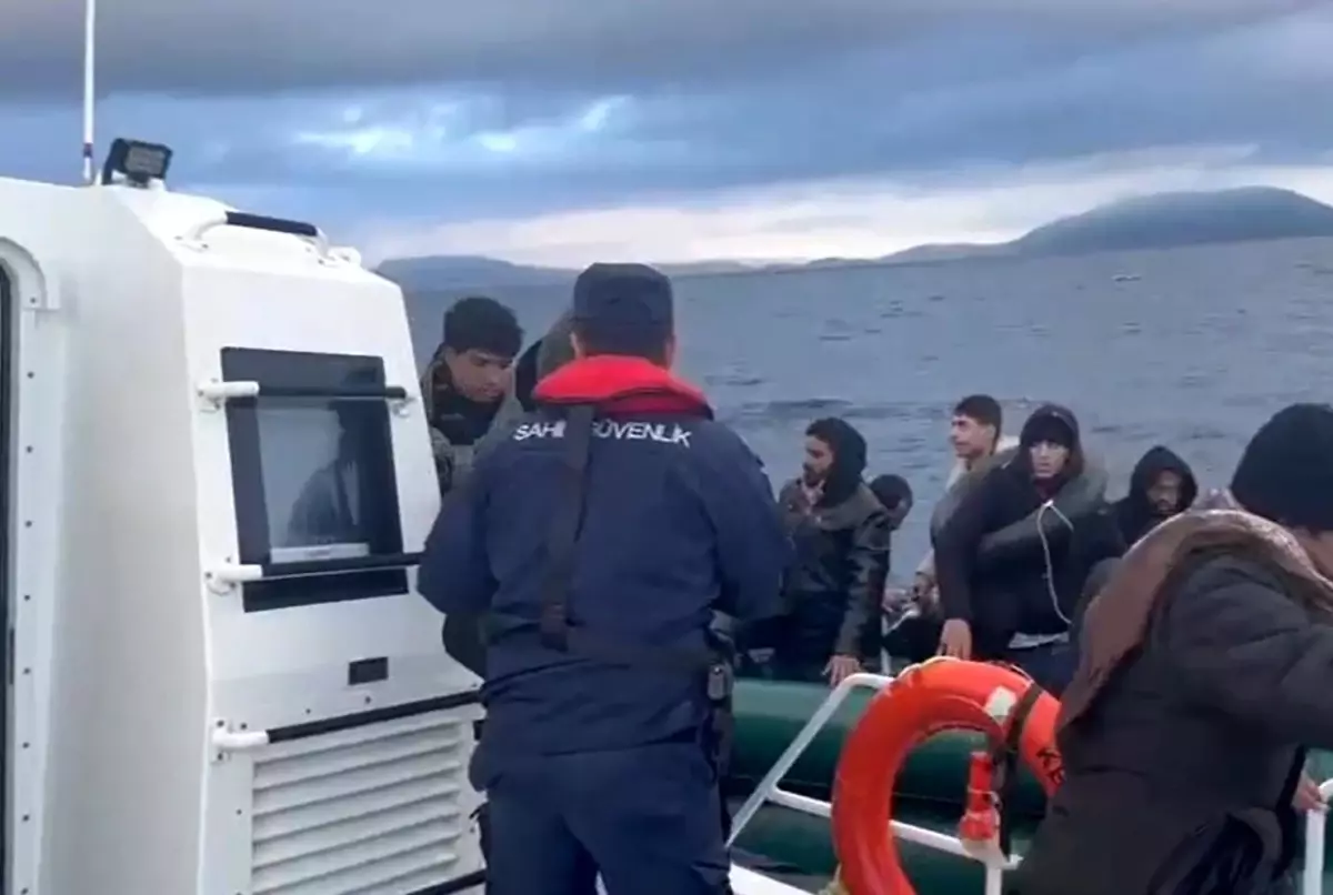 İzmir\'de 51 Göçmen Yakalandı, 84\'ü Kurtarıldı