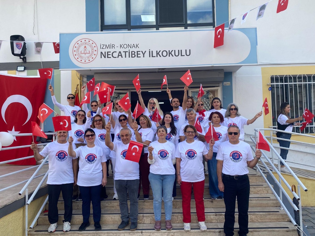 İzmir\'de öğrenciler \'102\'nci Yıl Cumhuriyet Yürüyüşü\' yaptı
