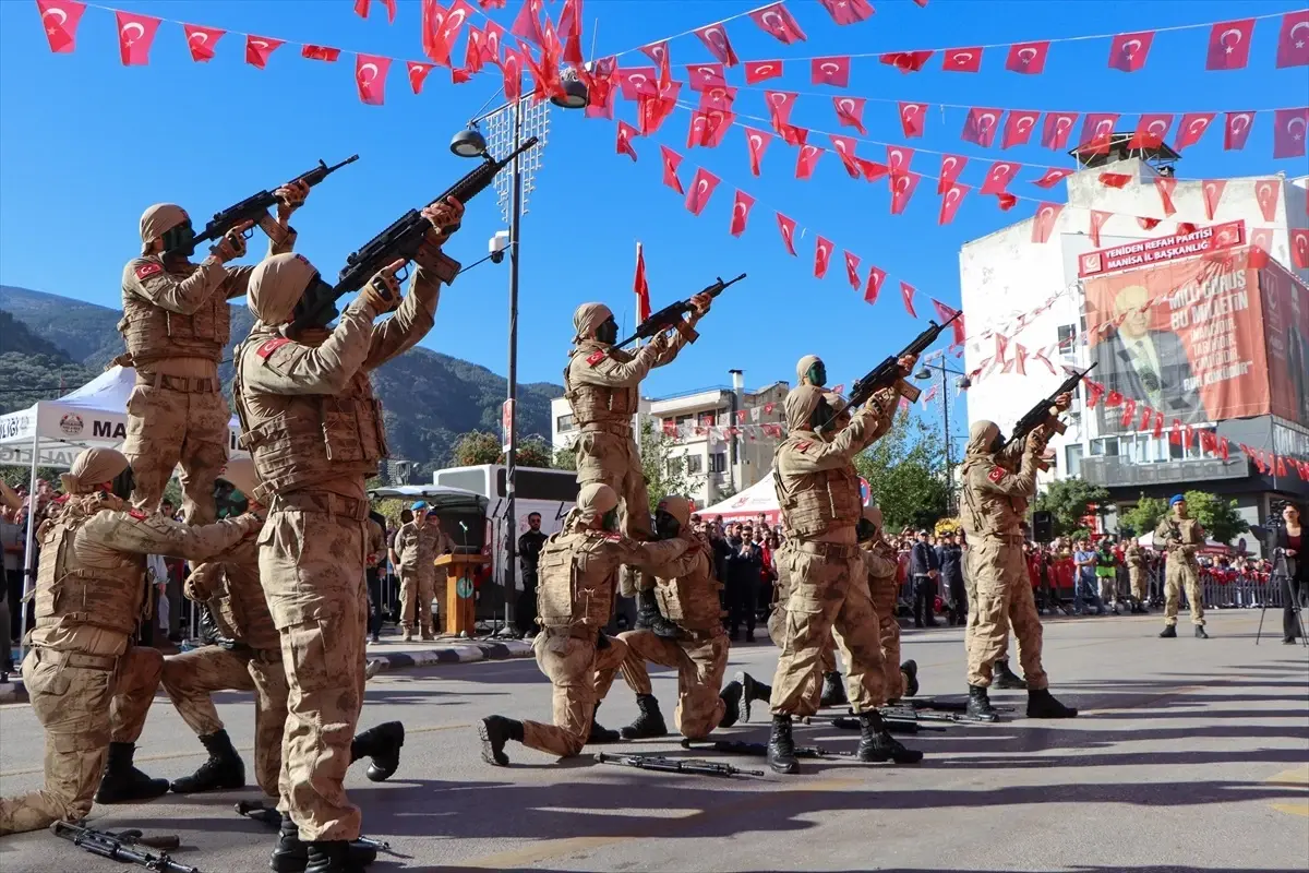 İzmir ve çevre illerde Cumhuriyet\'in 102. yıl dönümü kutlandı