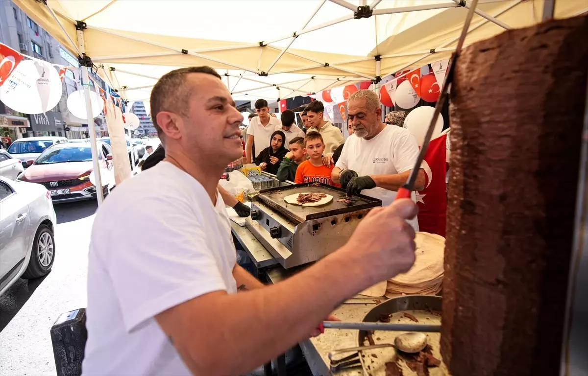 Dönerci, Cumhuriyet Bayramı\'nda Çocuklara İkramda Bulundu
