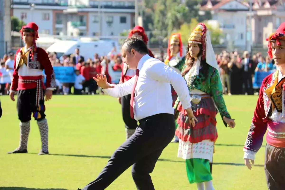 Fethiye\'de Cumhuriyet Bayramı Coşkusu: Kaymakam Akkaya\'nın Zeybek Gösterisiyle Unutulmaz Anlar