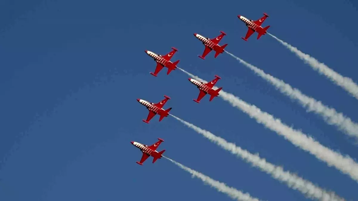Türk Yıldızları Kırklareli\'nde Gösteri Düzenledi