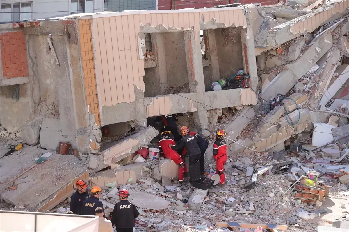 Gebze\'de Bina Çöktü, Aileler Tahliye Edildi