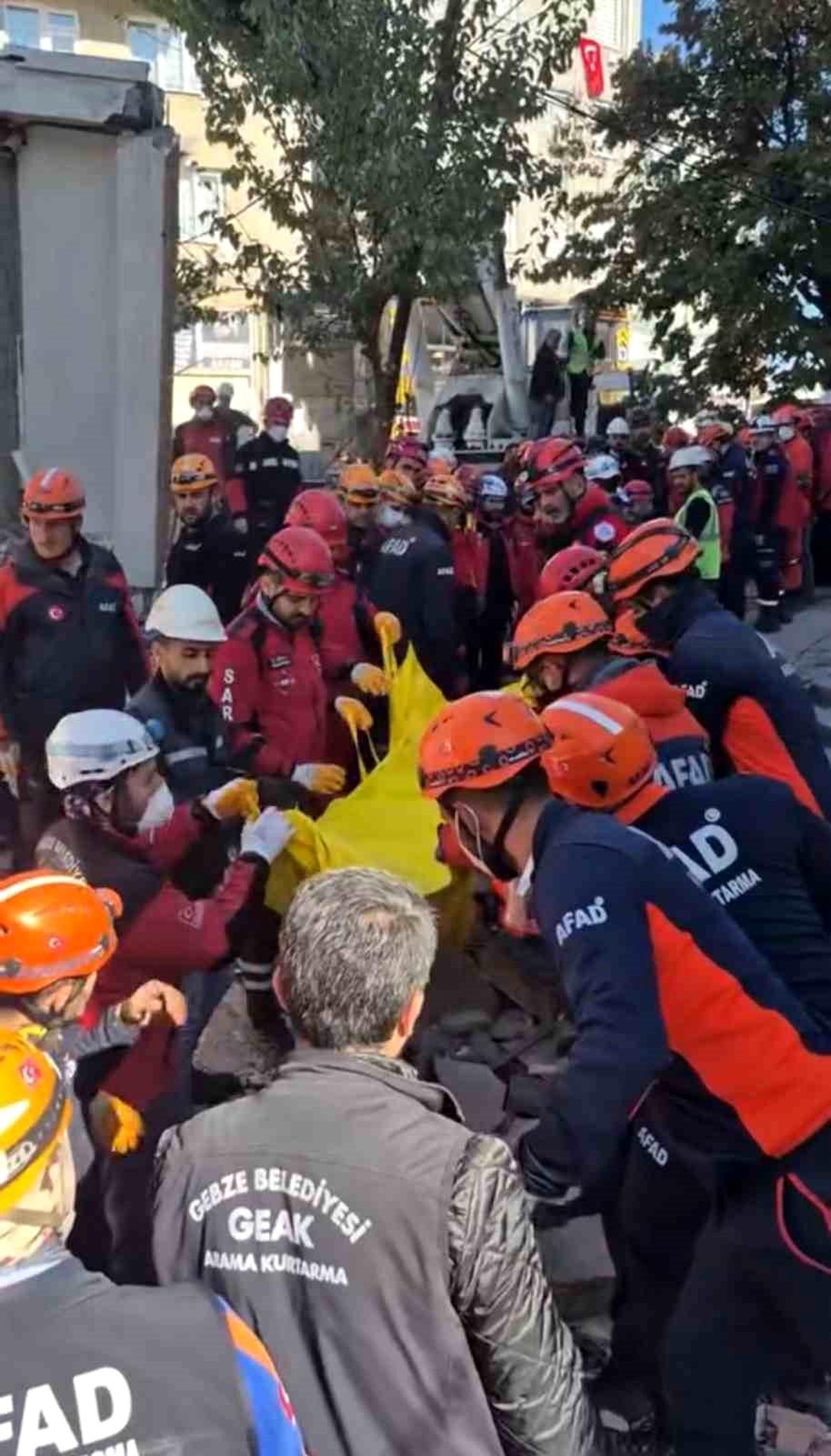 Gebze\'de Bina Çöktü, 2 Kayıp Aile Üyesi Bulundu
