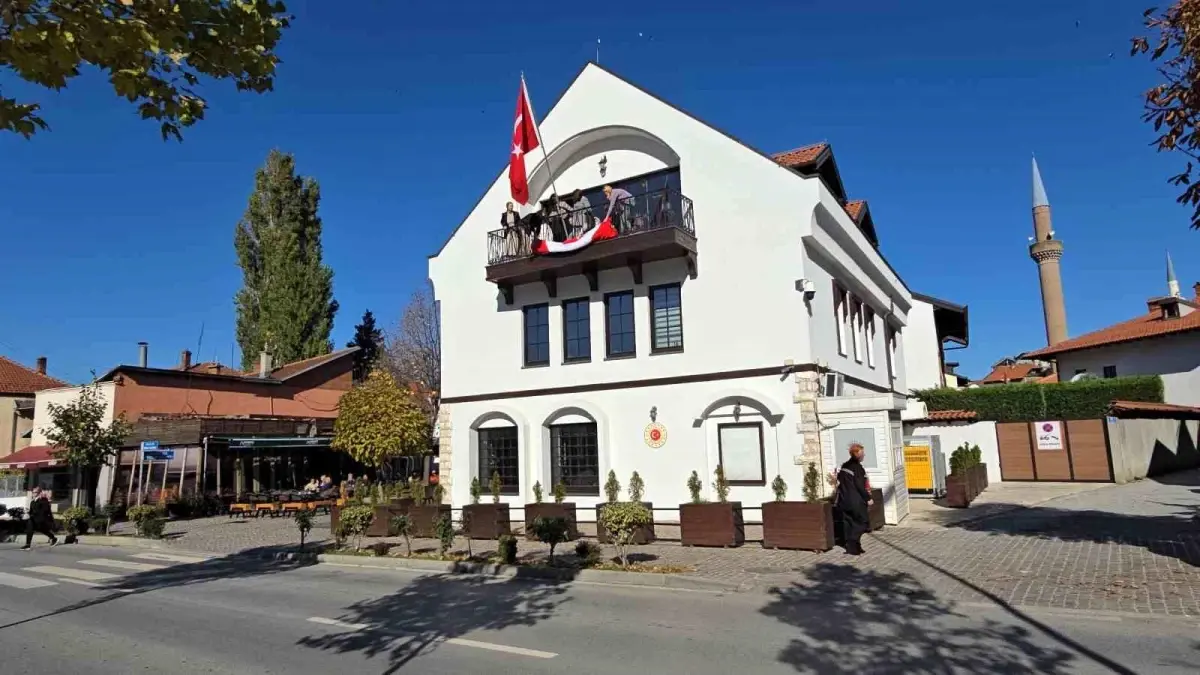 Prizren\'de 102 Kadın Türk Bayrağı Ördü