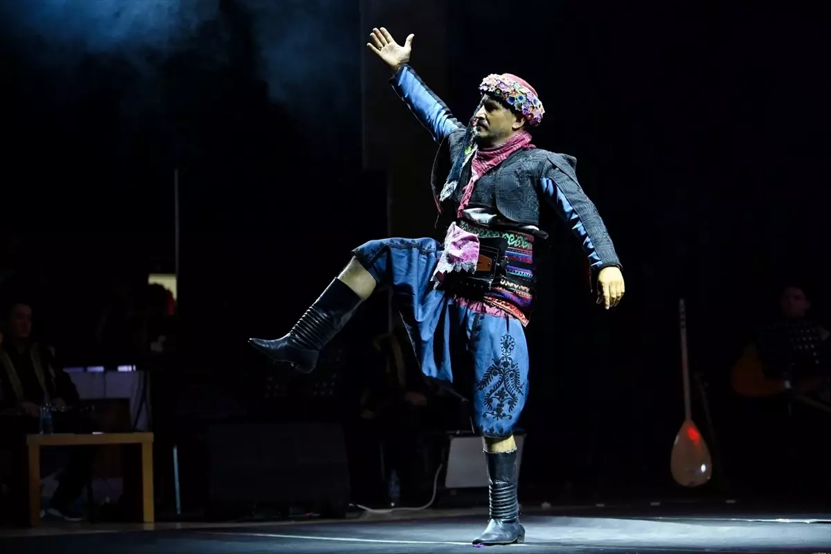 Cumhuriyet\'in Zeybekleri Kumluca\'da Kutlandı