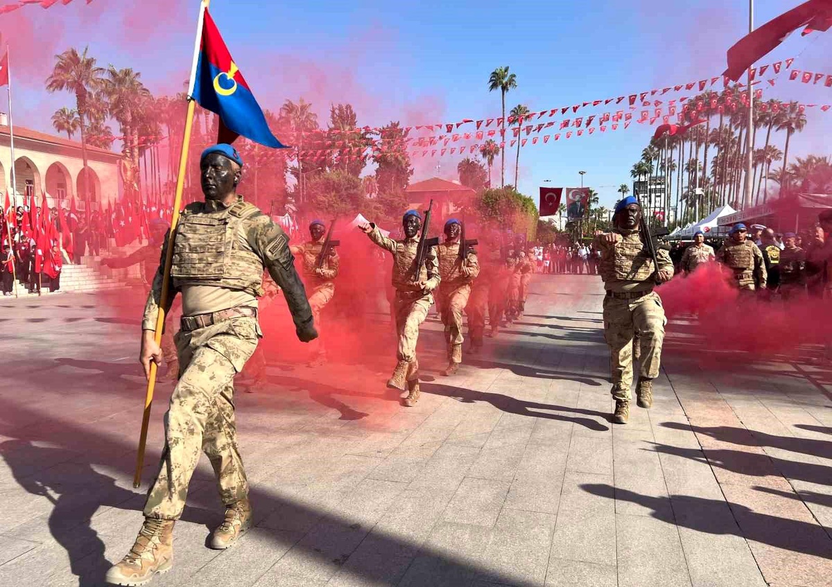 Mersin\'de Cumhuriyet Bayramı renkli gösterilerle kutlandı