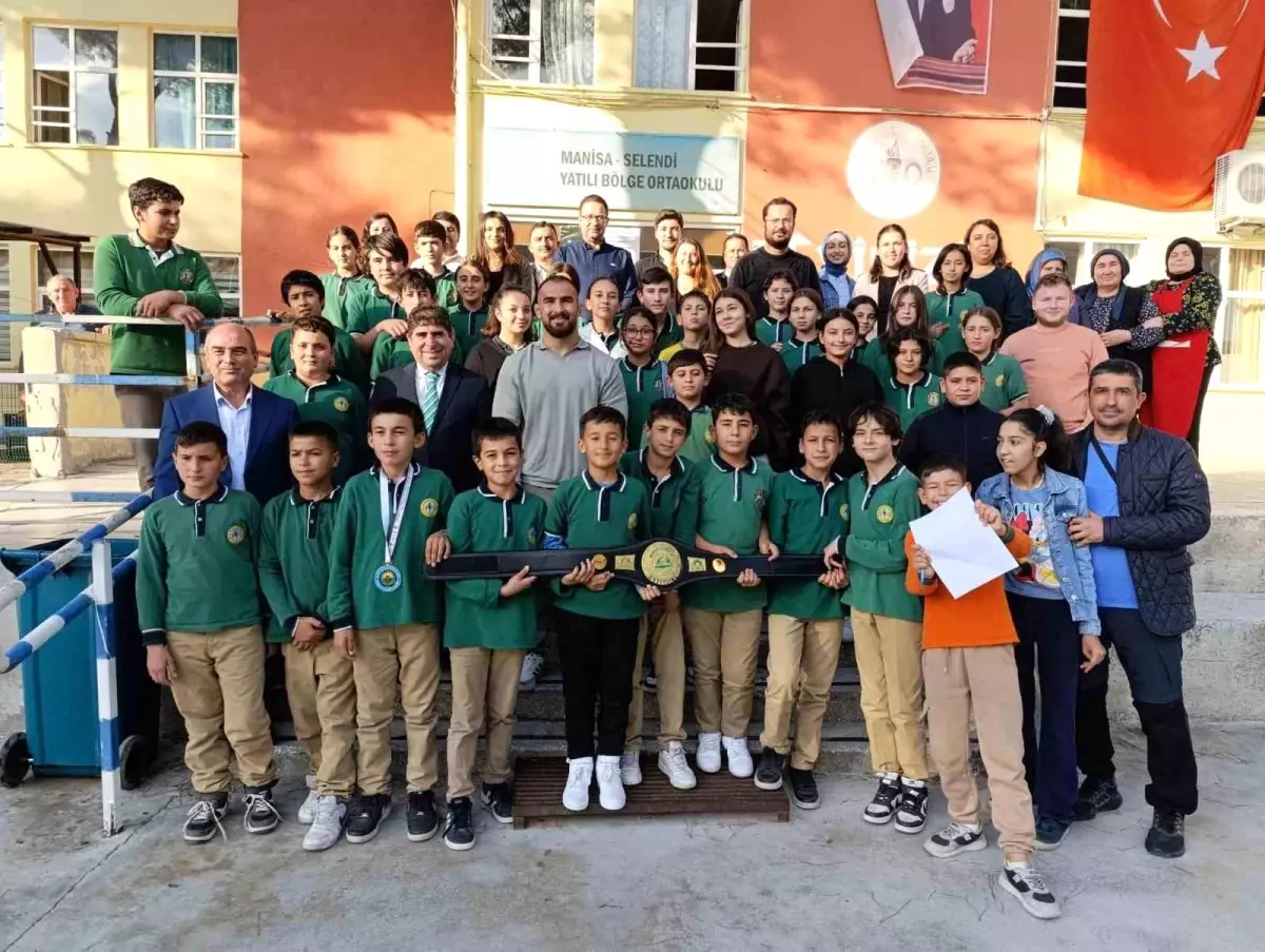 Şampiyon Güreşçi Feyzullah Aktürk Selendi\'de