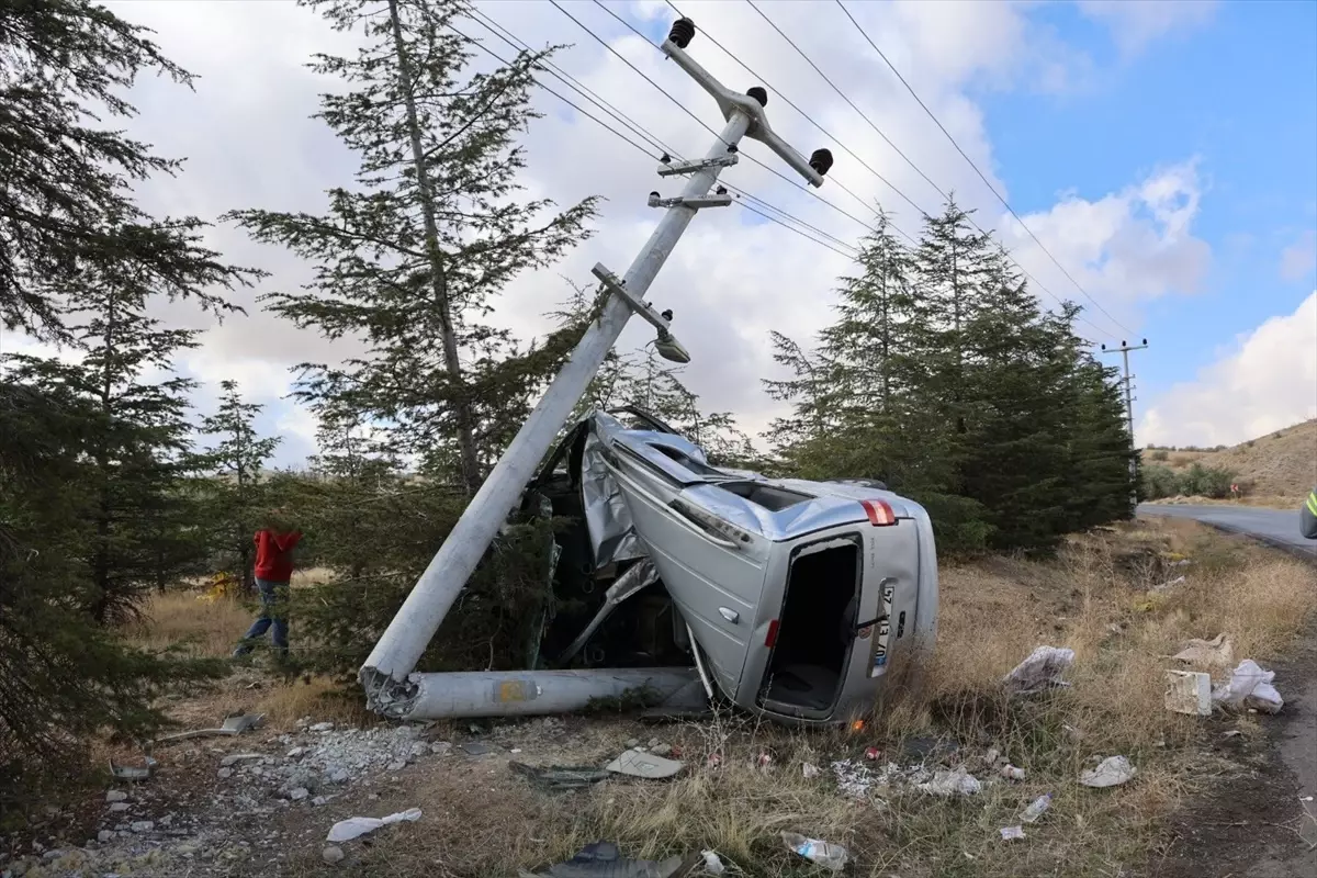Ehliyetsiz Sürücü Elektrik Direğine Çarptı