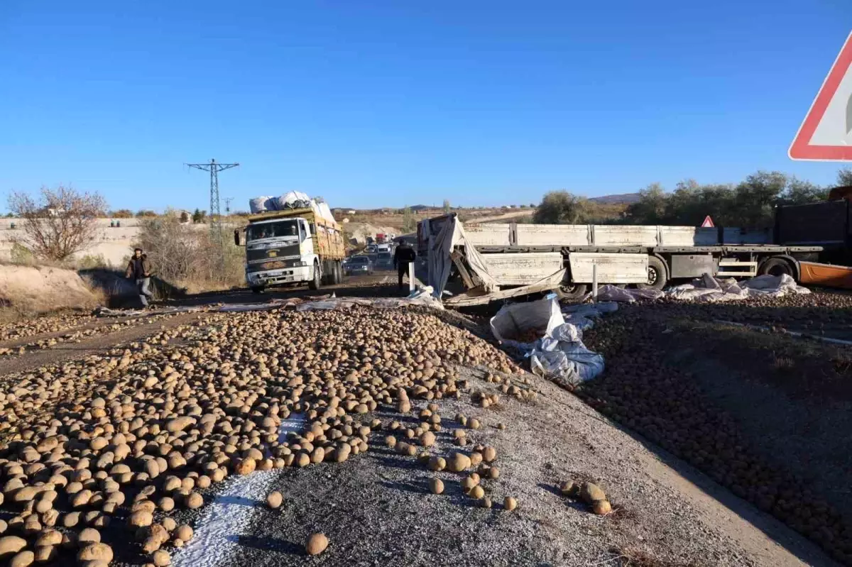 Nevşehir\'de Patates Yüklü Tır Devrildi