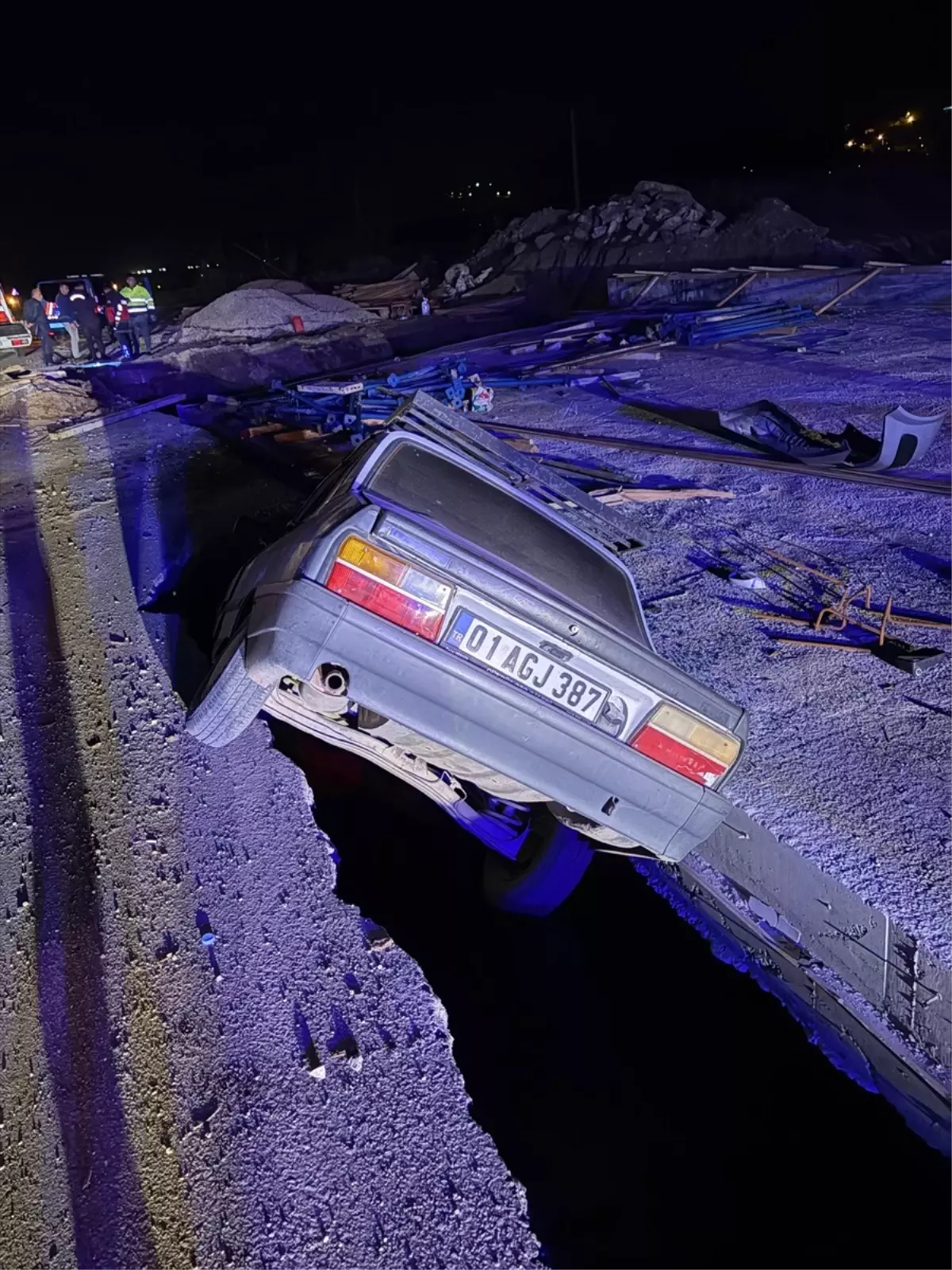 Osmaniye\'de Otomobil Çukura Düştü