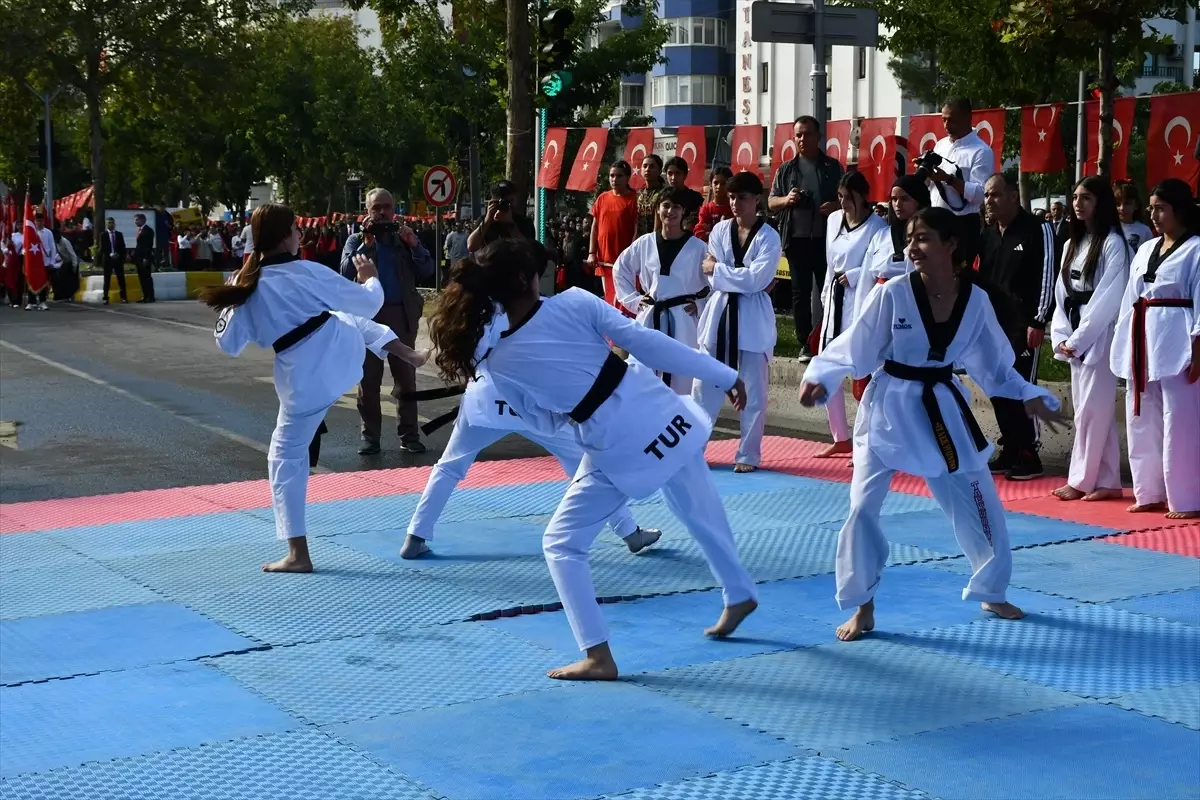 Siirt, Batman ve Mardin\'de 29 Ekim Cumhuriyet Bayramı törenlerle kutlandı