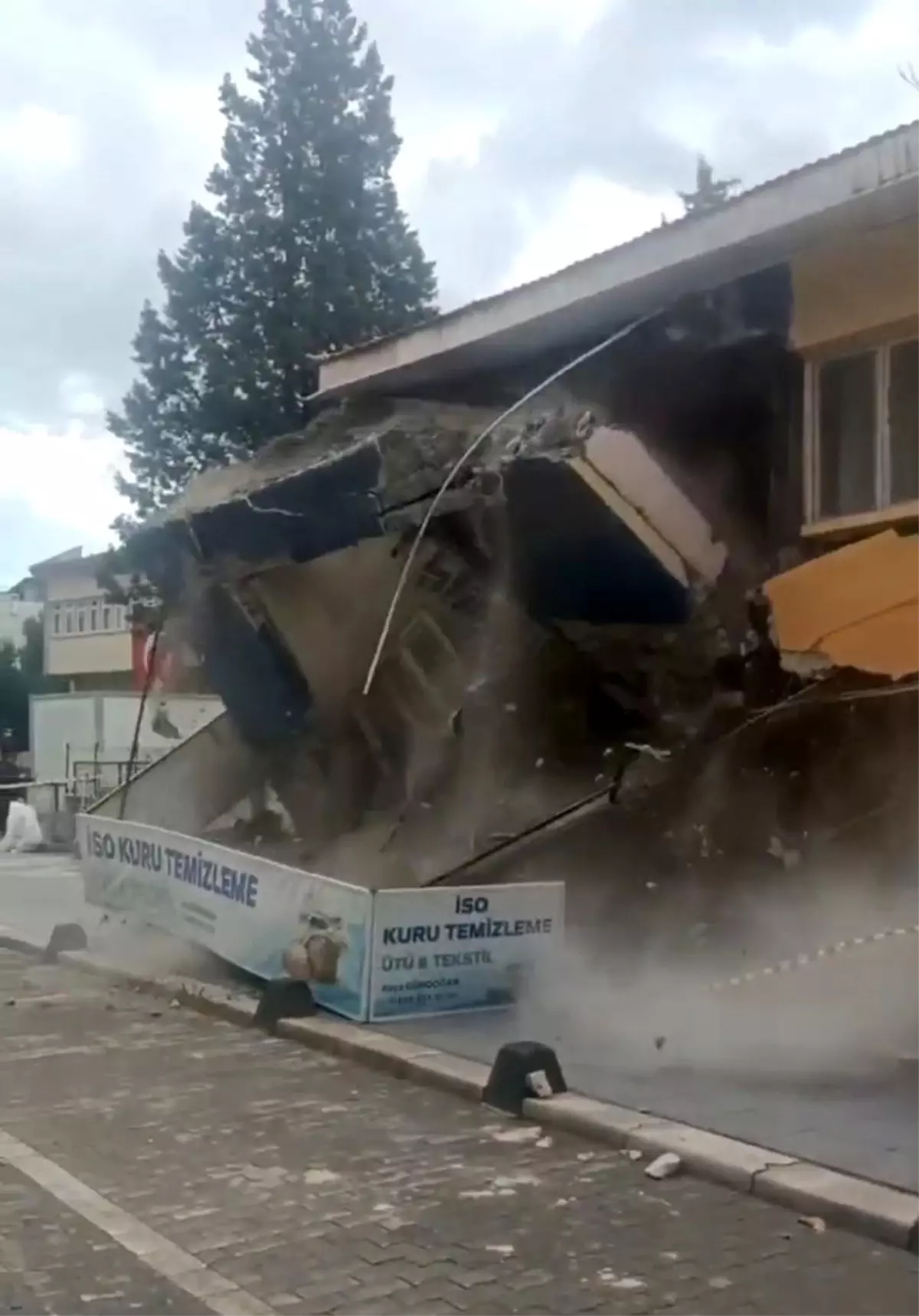 Sındırgı\'da Hasarlı Bina Kendiliğinden Yıkıldı