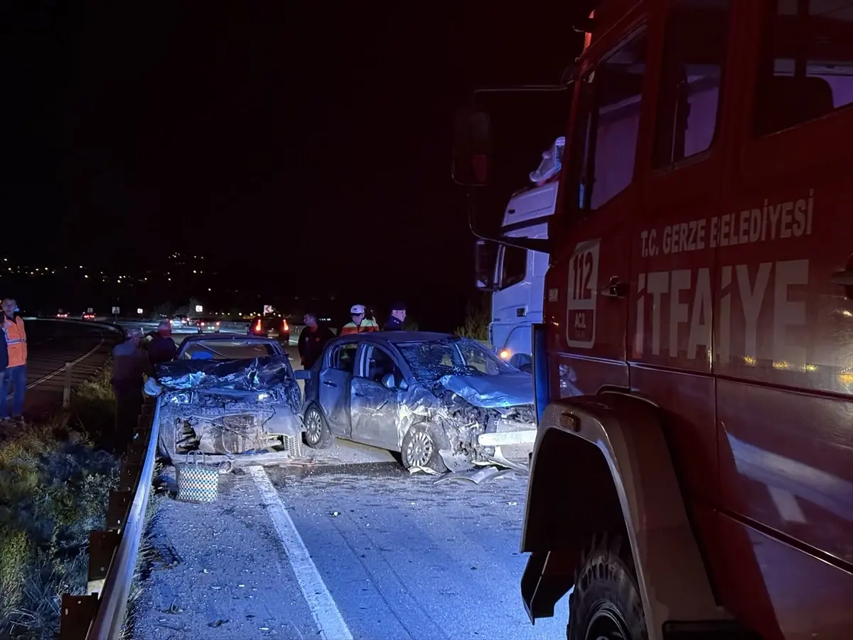 Sinop\'ta lastik değişimi yapan araca başka bir aracın çarptığı kazada 4 kişi yaralandı