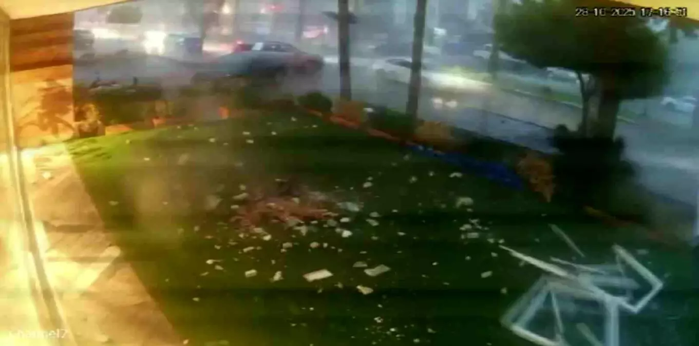 Antalya\'da Fırtına Çatı Uçurdu