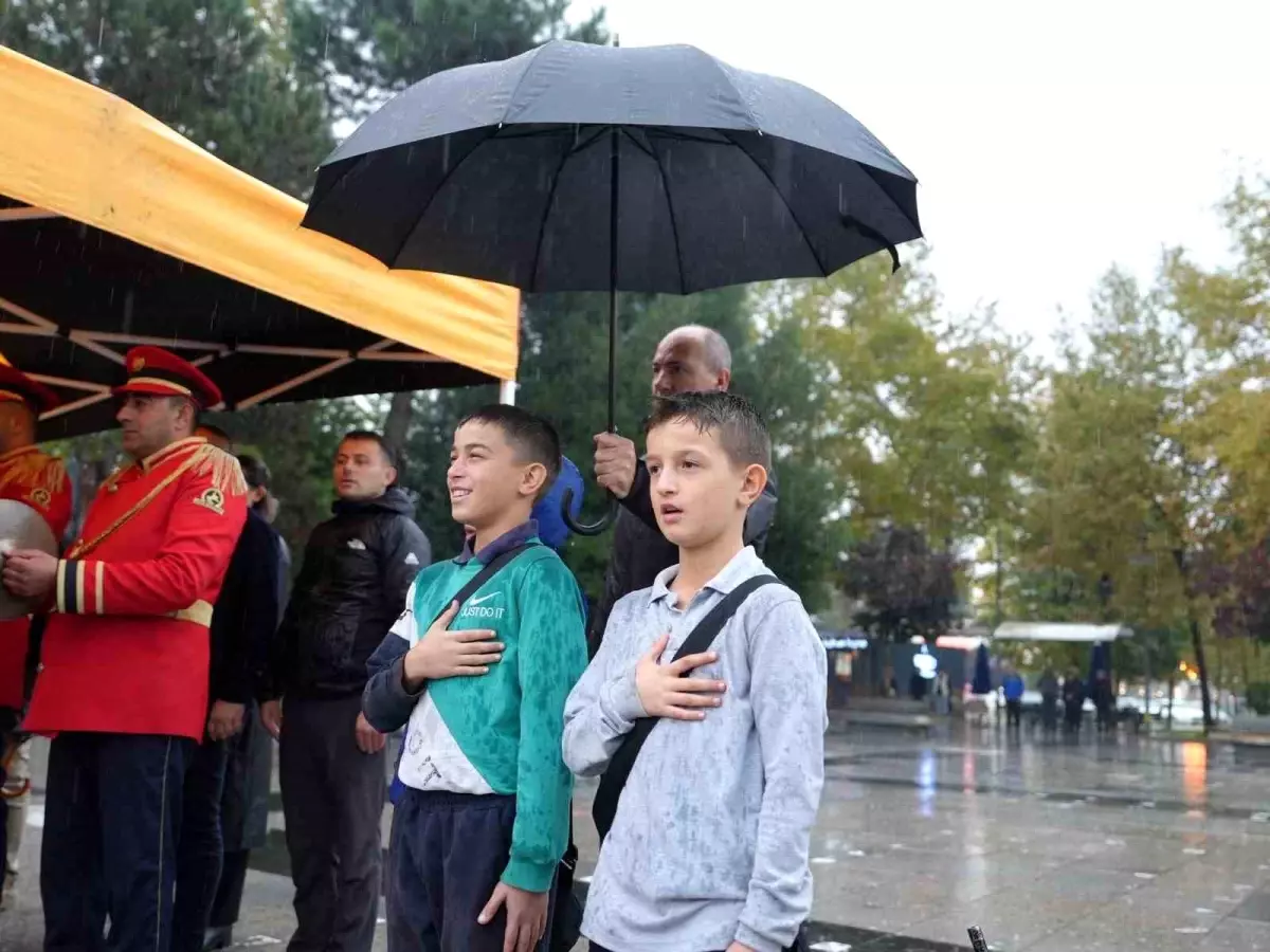 Polis Minikleri Yağmurdan Korudu