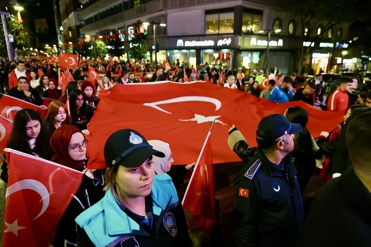 Trabzon ve çevre illerde Cumhuriyet\'in 102. yıl dönümü fener alayı ile kutlandı
