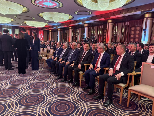 Tüm gözlerin çevrildiği yere ikisi de geldi Tüm gözlerin çevrildiği yere ikisi de geldi