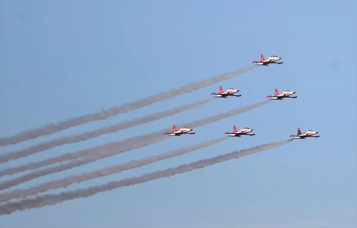 Türk Yıldızları, Kırklareli semalarında gösteri uçuşu yaptı