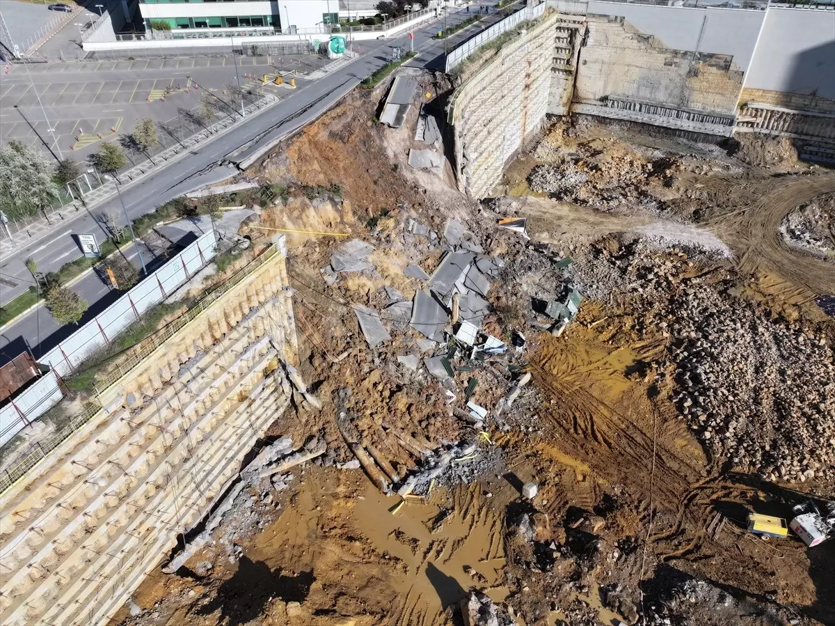 Ümraniye\'de İnşaat Duvarı Yıkıldı