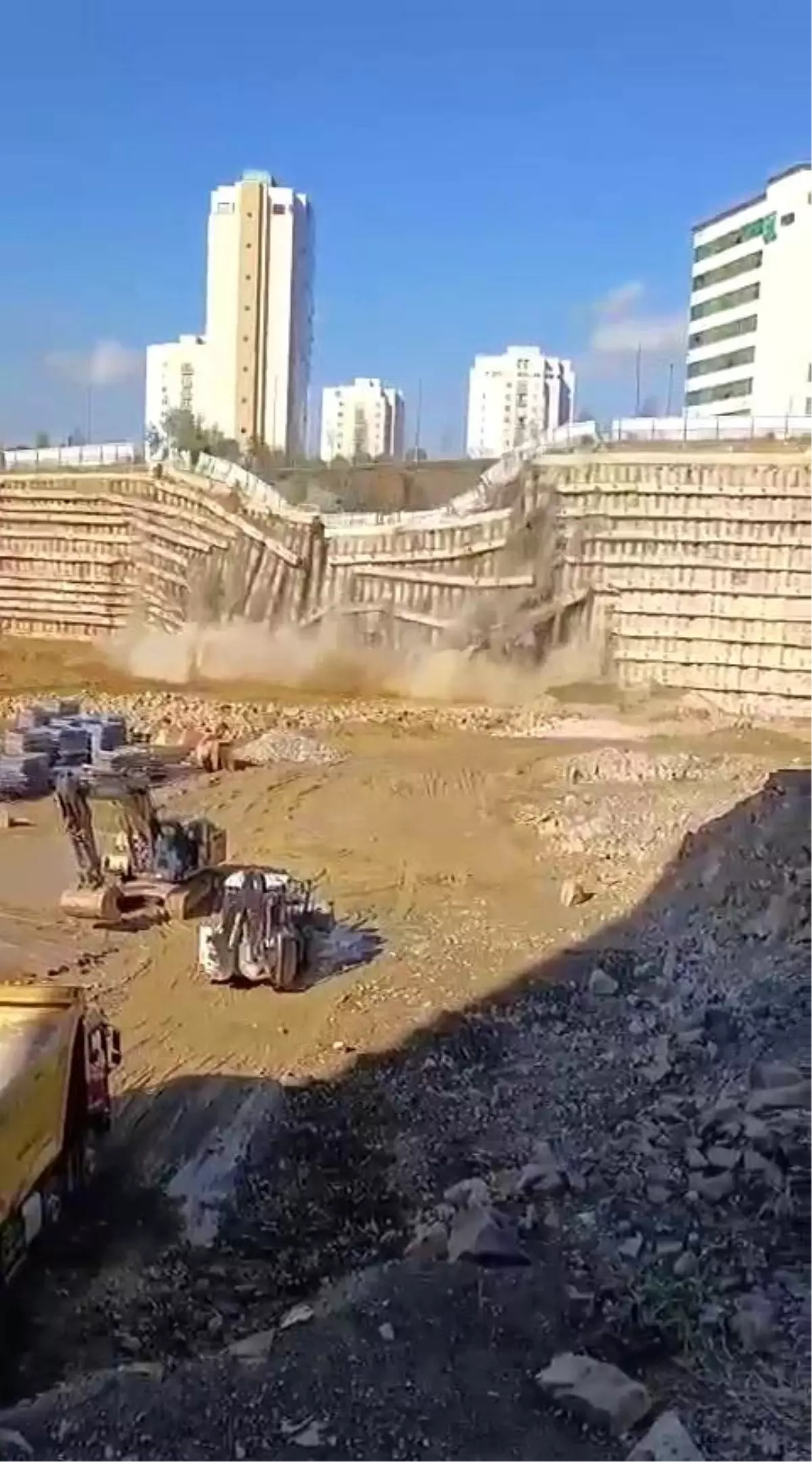 Ümraniye\'de İnşaat Alanında İstinat Duvarı Yıkıldı, Yol Çöktü