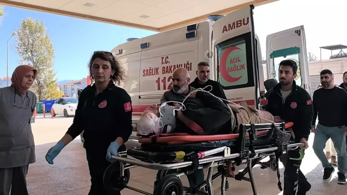 İnegöl\'de İskele Devrildi, İşçi Ağır Yaralandı