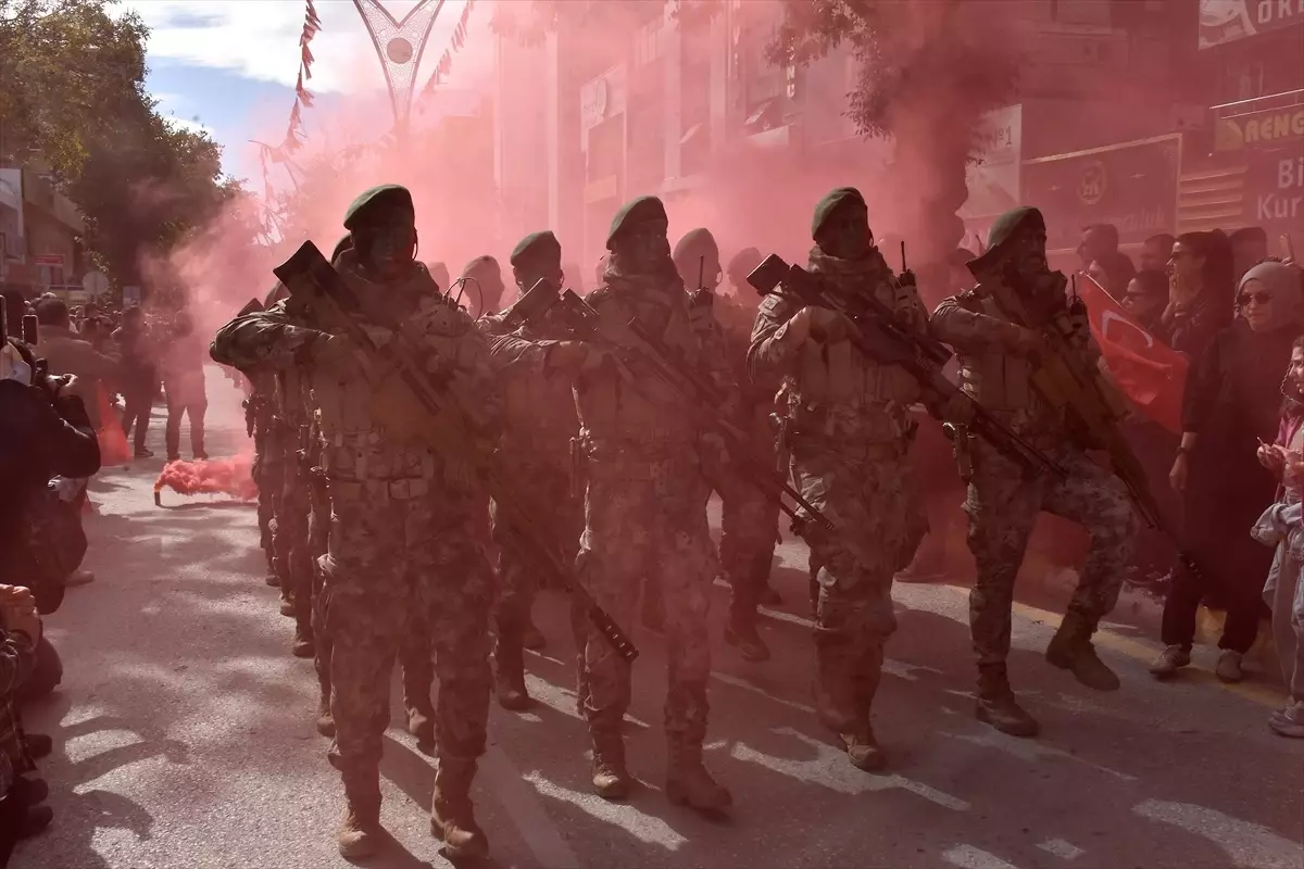 Van ve çevre illerde Cumhuriyet\'in 102. yılı törenlerle kutlandı