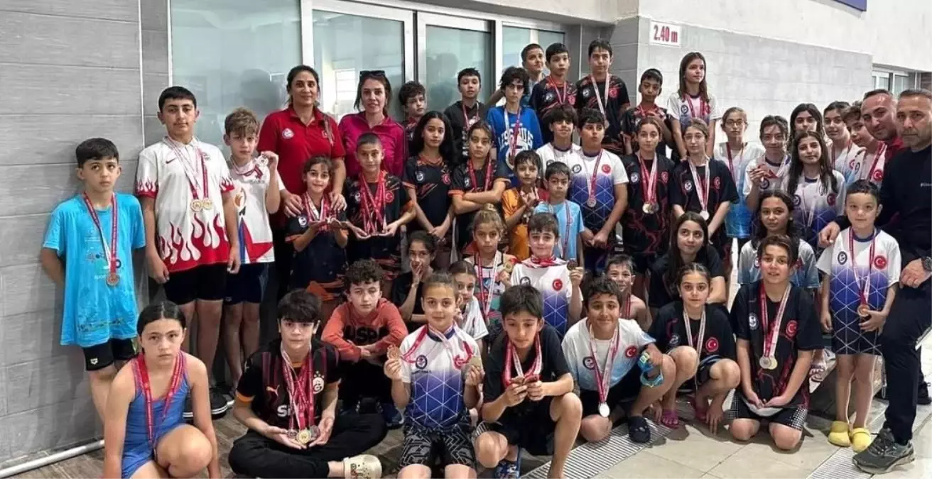 Cumhuriyet Coşkusuyla Yüzme Yarışları