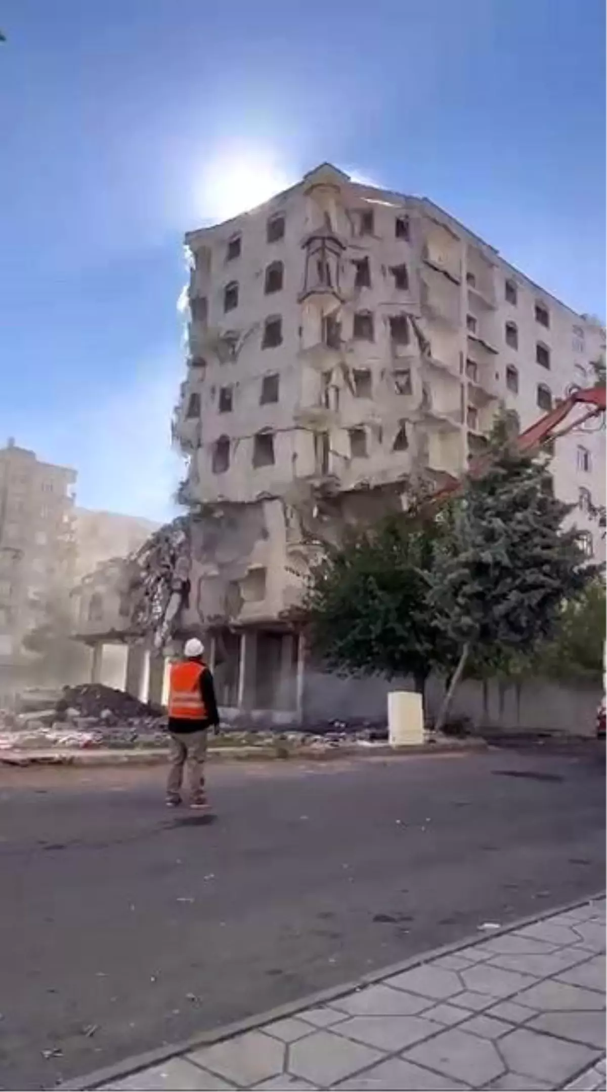 Diyarbakır\'da Ağır Hasarlı Bina Yıkıldı