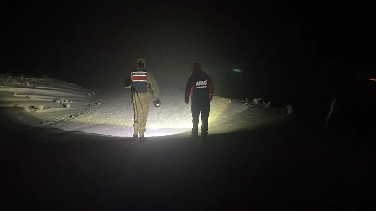 Ağrı\'da Kara Saplanan 2 Kişi Kurtarıldı