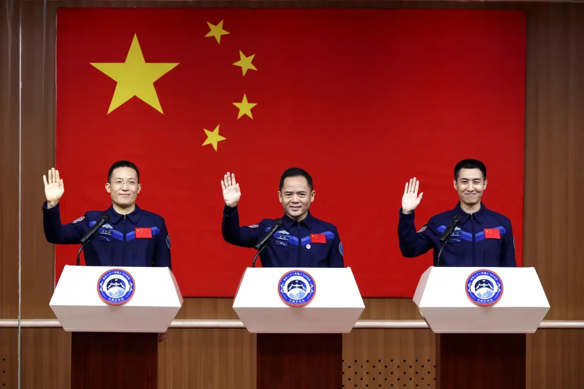 Shenzhou-21 Uzay Görevi İçin Astronotlar Basınla Buluştu