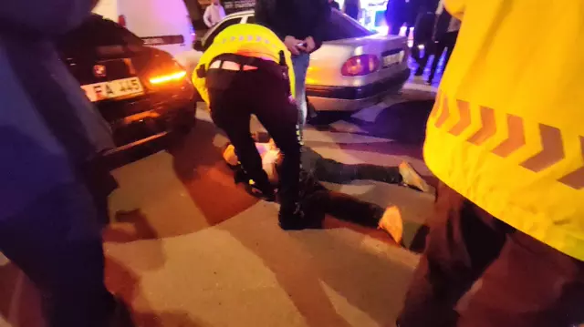 Alkollü sürücü kimlik isteyen polise tekme attı Alkollü sürücü kimlik isteyen polise tekme attı