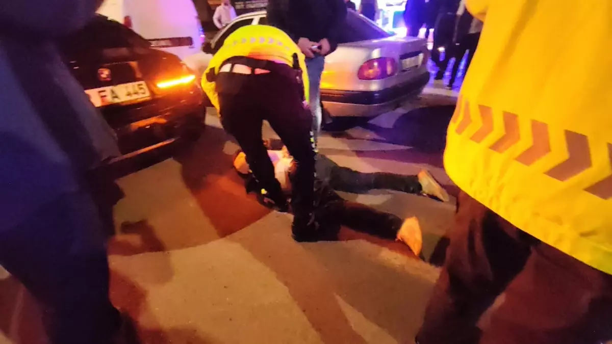 Alkollü sürücü kimlik isteyen polise tekme attı