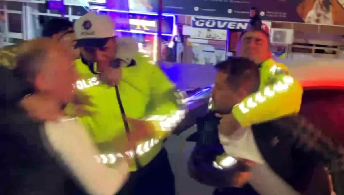 Aksaray\'da Alkollü Sürücü ve Yakınları Trafik Polislerine Saldırdı